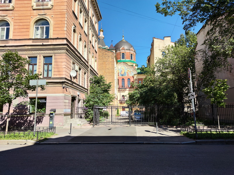 Въезд во двор с Озерного переулка